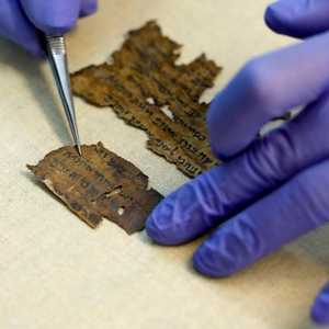 قطعة من مخطوطات البحر الميت