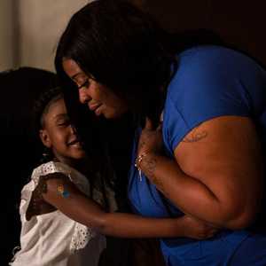 روكسي واشنطن وابنتها جيانا في المؤتمر الصحفي.