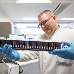 يسابق العلماء الزمن لإيجاد علاج لوباء كورونا