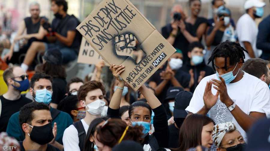 تحدى المتظاهرون حظرا فرضته الشرطة خشية الإخلال بالنظام وانتشار فيروس كورونا الجديد.
