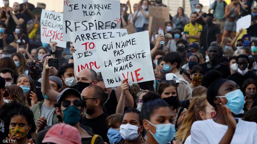 كان خبراء طبيون فرنسيون برأوا رجال الدرك المتورطين في اعتقال تراوري، في الحجز، الأمر الذي أثار احتجاجات عنيفة في ضواحي باريس.