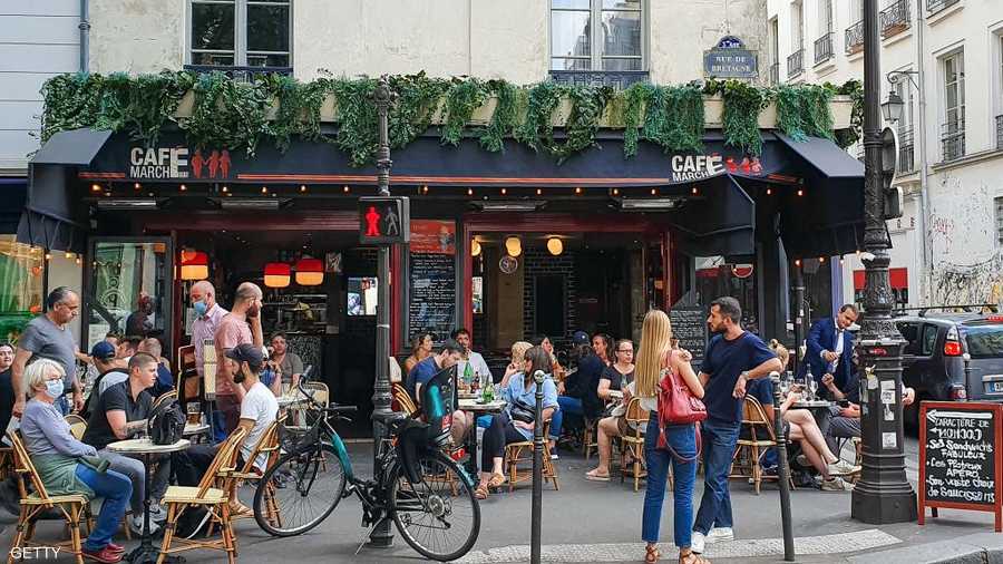 شوهد كثير من الناس وهم يصطفون لتناول الطعام وتناول المشروبات في العديد من مقاهي باريس الشهيرة.