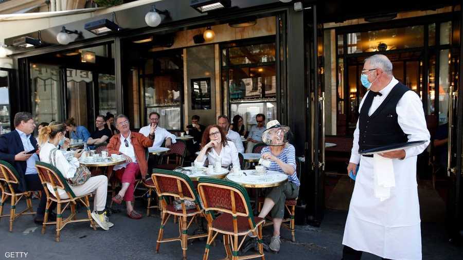 باريس تبعث الأمل بعد كورونا.. عودة الناس للمقاهي والمطاعم