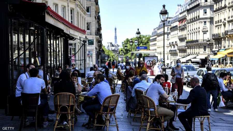 سمحت السلطات الفرنسية للمقاهي والمطاعم والحانات بالعمل واستقبال الزبائن وحتى فتح الشرفات "التراسات" على أرصفة الشوارع، وكذلك مواقف السيارات في الشوارع.