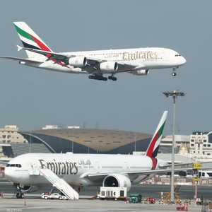 طائرتان تابعتان لشركة طيران الإمارات في مطار دبي. أرشيف