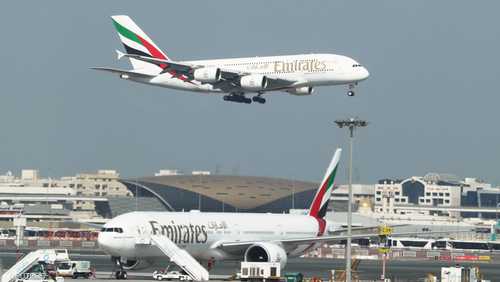 طائرتان تابعتان لشركة طيران الإمارات في مطار دبي. أرشيف