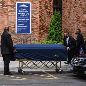 نعش فلويد.. في الطريق إلى مراسم التأبين