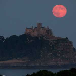 قمر الفراولة وردي اللون من أكثر الظواهر المدهشة للخسوف