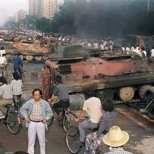 عربات عسكرية محترقة في ساحة تيانانمن عام 1989.