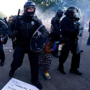 عناصر من الشرطة الأميركية خلال تفريق تظاهرة