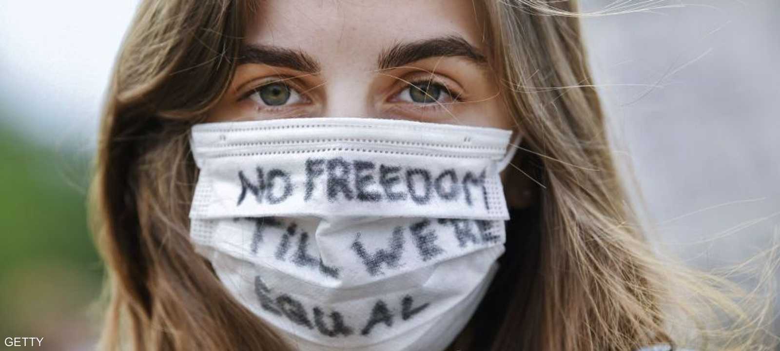 رفع كثيرون أيديهم في الهواء وحملوا لافتات كتب عليها شعارات