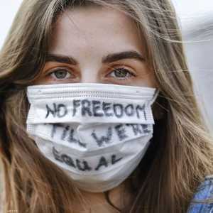 رفع كثيرون أيديهم في الهواء وحملوا لافتات كتب عليها شعارات