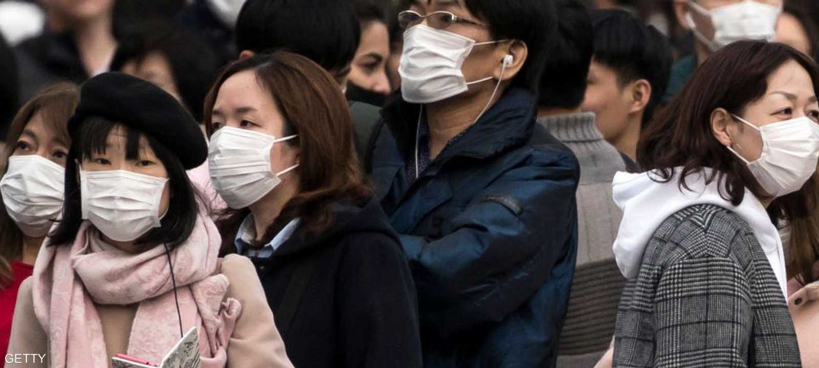 الكمامة باتت مظهرا مألوفا في عصر كورونا