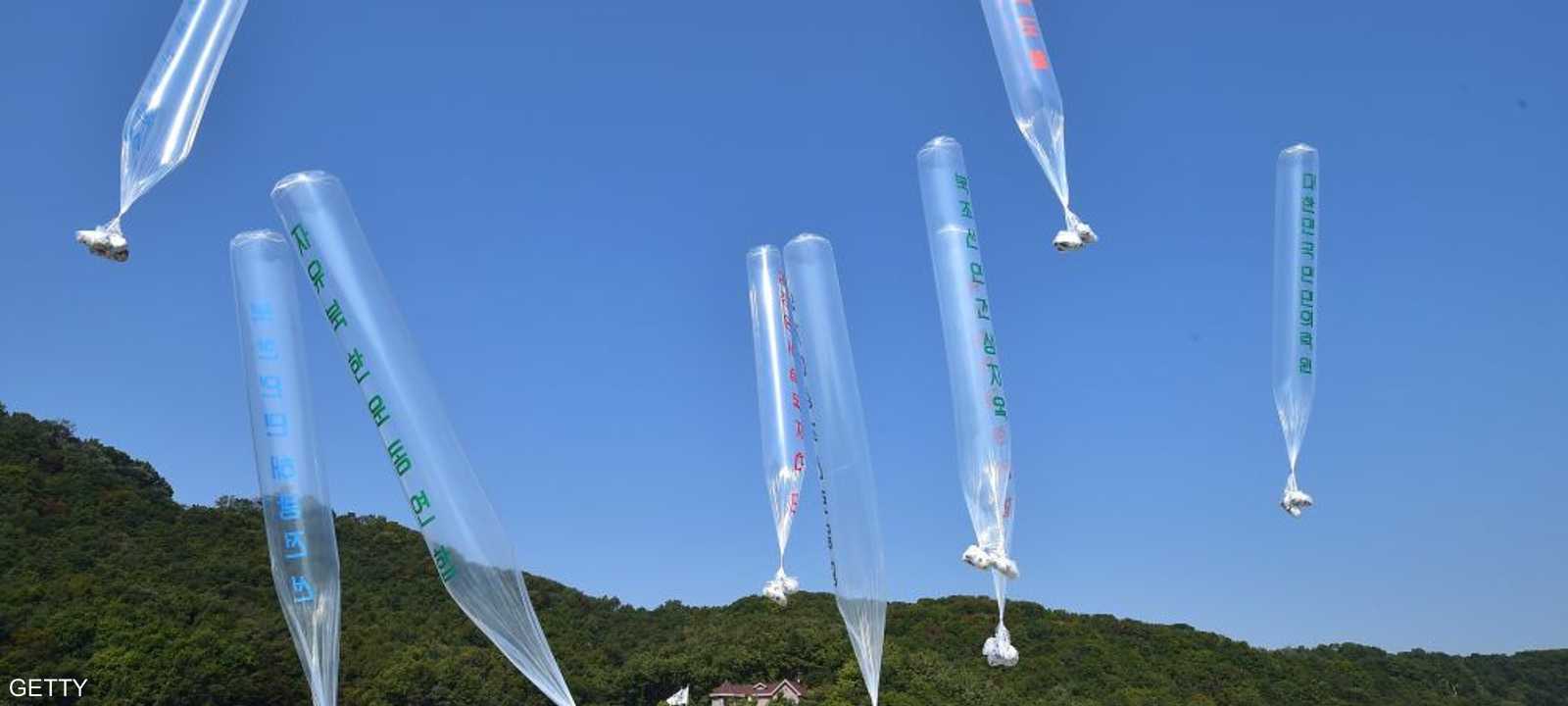 كوريون جنوبيون يطلقون بالونات تحمل منشورات مناهضة لبيونغيانغ