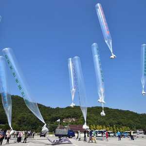 كوريون جنوبيون يطلقون بالونات تحمل منشورات مناهضة لبيونغيانغ