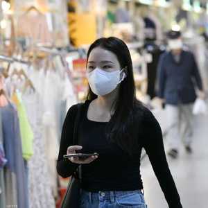 فتاة ترتدي كمامة في أحد مراكز التسوف بالعاصمة سول