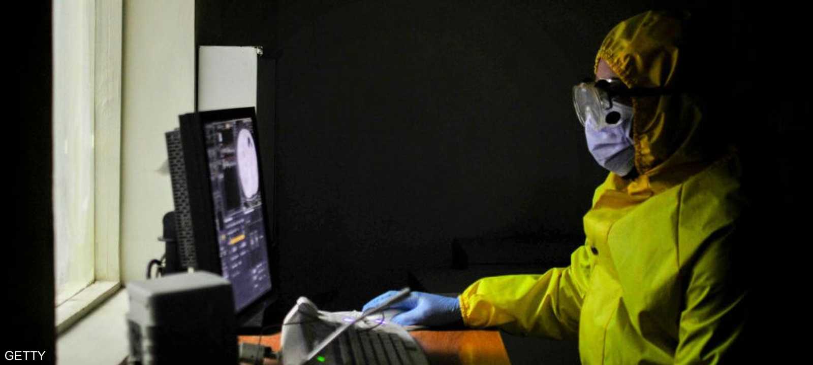 أحد أفراد الطاقم الطبي بمستشفى في مصر