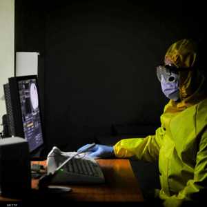 أحد أفراد الطاقم الطبي بمستشفى في مصر