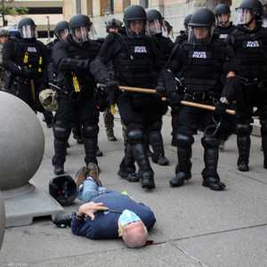 مارتن غوغينو ينزف دما بعد سقوطه على الأرض