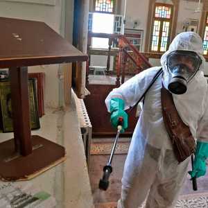 أرشيفية لعامل يقوم بأعمال التعقيم بالجزائر