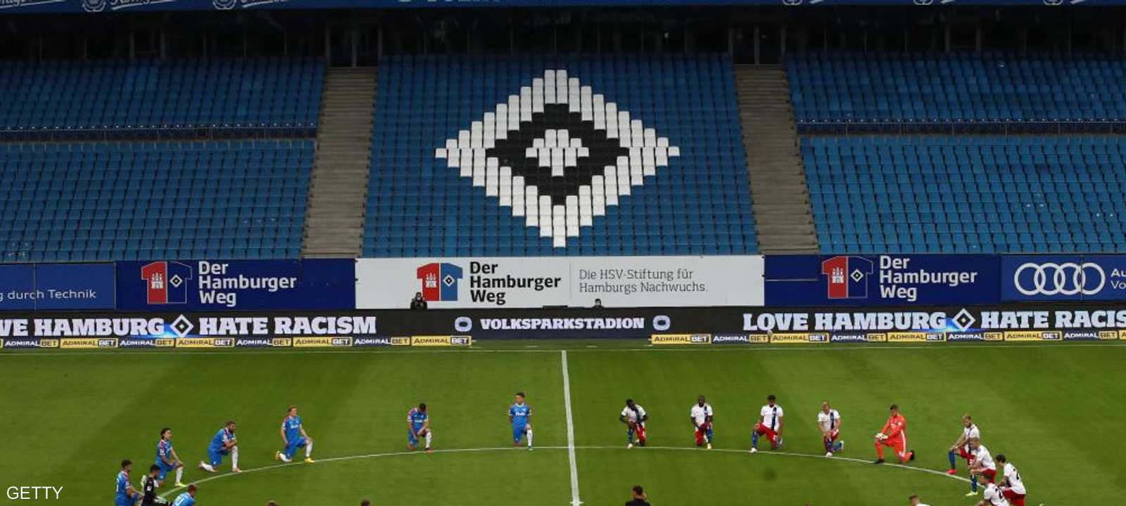 الركوع على ركبة واحدة وصل الملاعب الألمانية