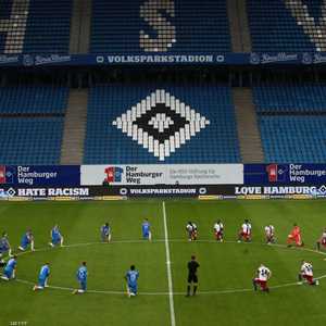 الركوع على ركبة واحدة وصل الملاعب الألمانية