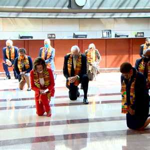 نواب ديمقراطيون على ركبة واحدة تكريما لجورج فلويد