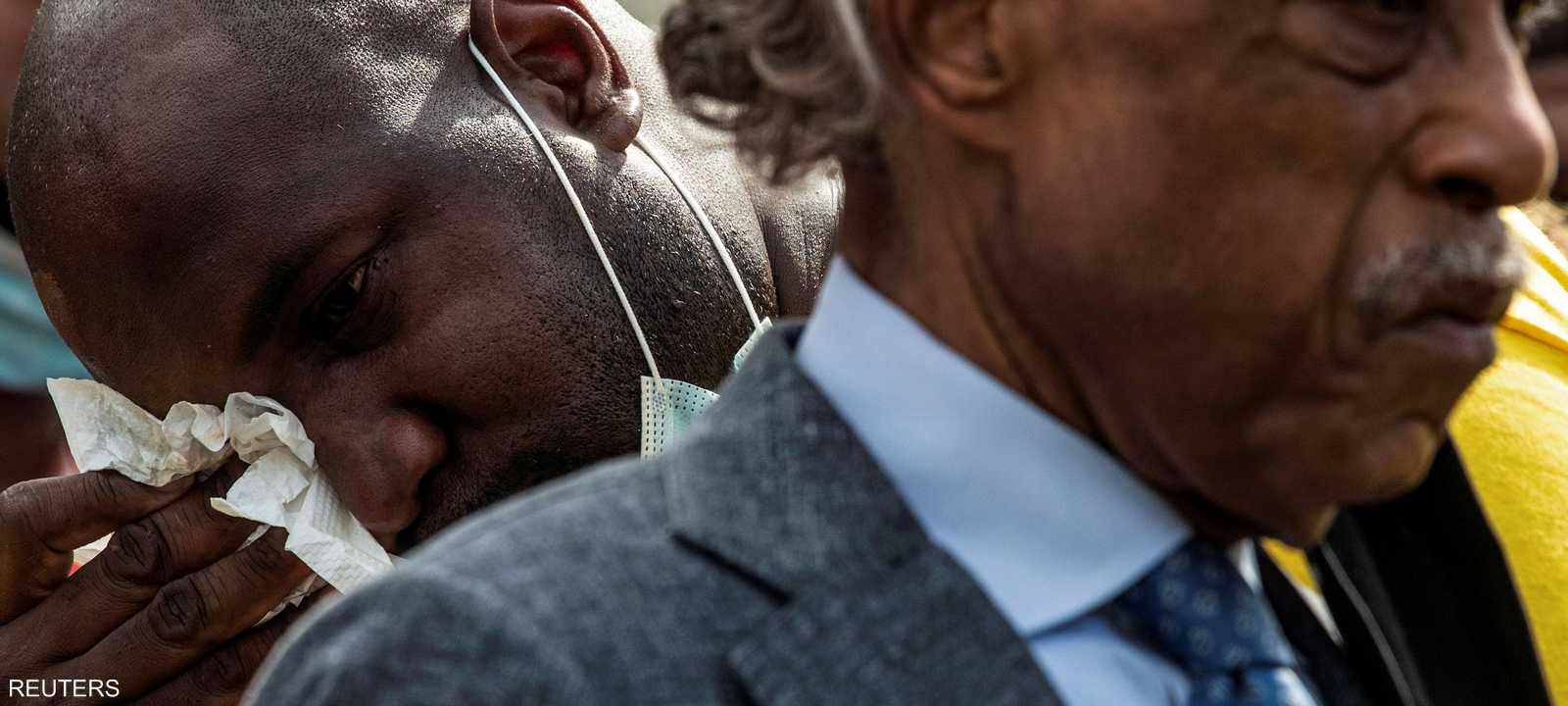 شقيق فلويد يبكيه أثناء حفل التأبين