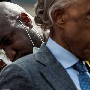 شقيق فلويد يبكيه أثناء حفل التأبين