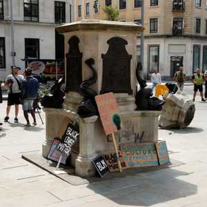 نصب تذكاري لتاجر الرقيق إدوارد كولستون