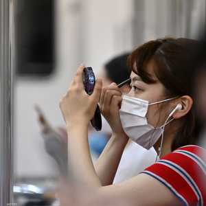 سيدة يابانية ترتدي كمامة واقية داخل المترو