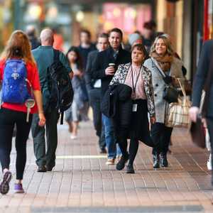 شوارع مليئة بأشخاص بلا كمامات