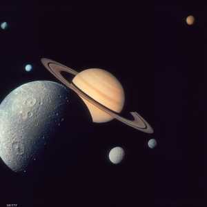 كوكب زحل يعتقد أن عمره يبلغ حوالى 4.6 مليار سنة