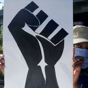 أحد مؤيدي حركة أنتيفا