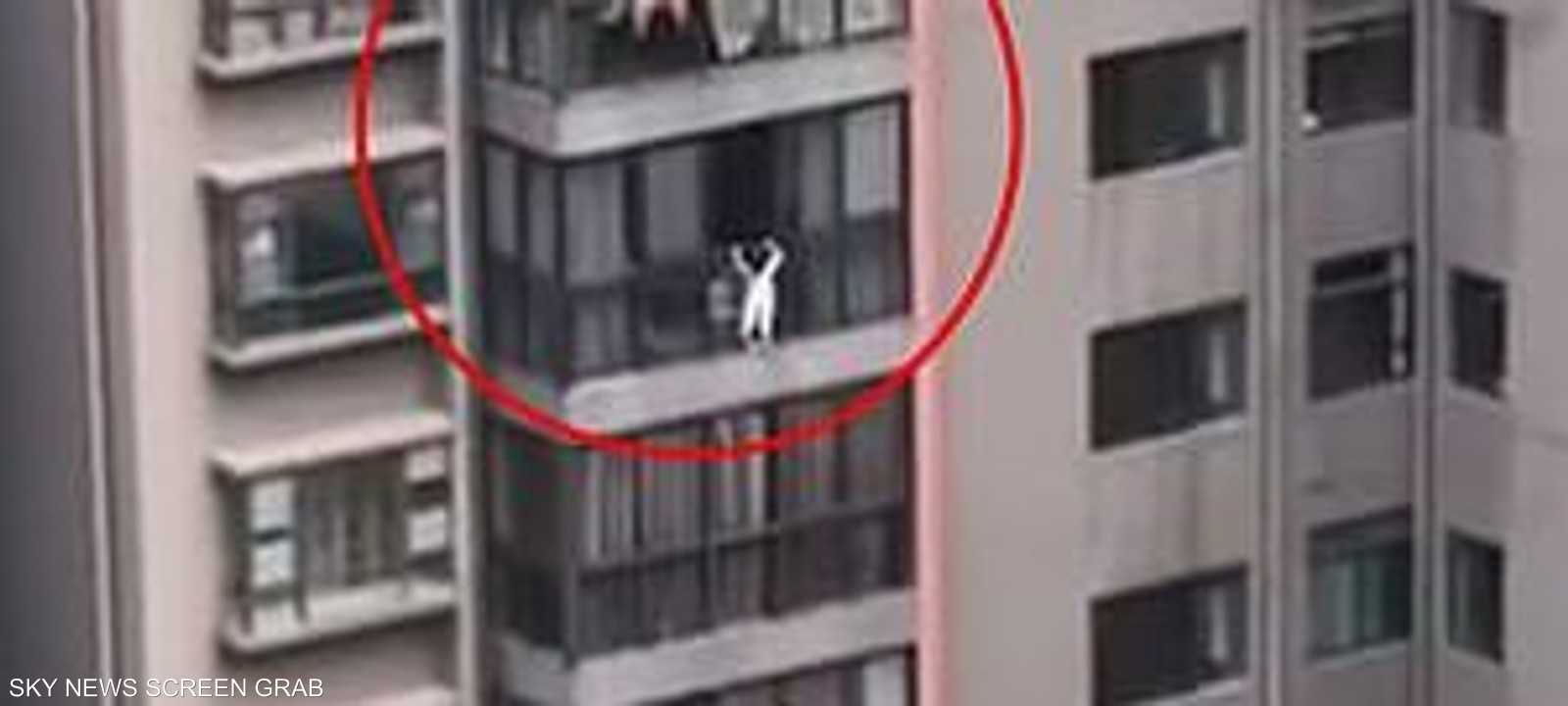 لحظات حبست الأنفاس قبل إنقاذ الطفلة