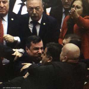 بعد "عراك".. البرلمان التركي يمرر قانون "ميليشيات الشوارع"