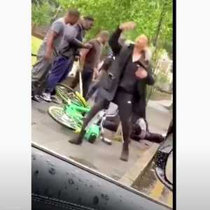 أحد المعتدين يصور نفسه وهو يرقص بينما يتم ضرب الشرطي