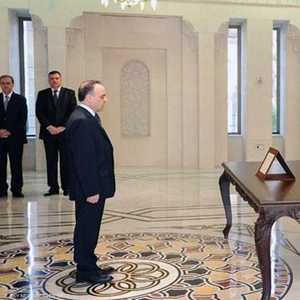 خميس عند تأديته اليمين الدستورية في 2016 (أرشيف)