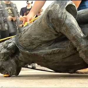 أميركا.. محتجون يهدمون تماثيل ترمز إلى العنصرية