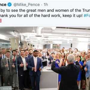 الصورة التي أثارت الجدل قبل أن يحذفها بنس