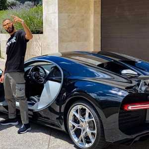 الفرنسي كريم بنزيمة مع سيارة بوغاتي الفاخرة