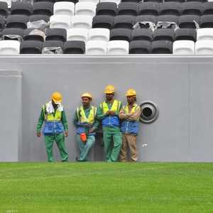 عمال في استاد البيت والذي ستقام فيه بعض مباريات كأس العالم.