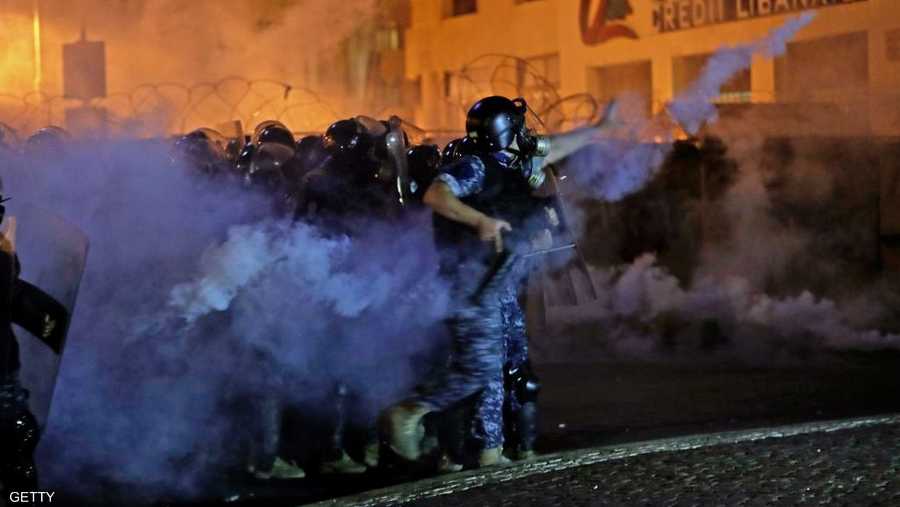 قامت قوات الأمن اللبنانية بإطلاق القنابل الدخانية لتفريق المحتجين أمام ساحة رياض الصلح في بيروت.