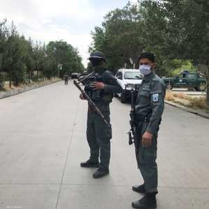 أفراد من الشرطة بالقرب من موقع الانفجار.