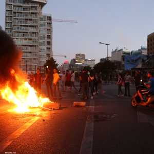 محتجون يغلقون أحد شوارع بيروت يوم الخميس.