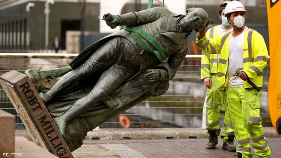 سلطات العاصمة البريطانية لندن، أزالت تمثالا لتاجر العبيد روبرت ميليغان، على خلفية الاحتجاجات ضد العنصرية.
