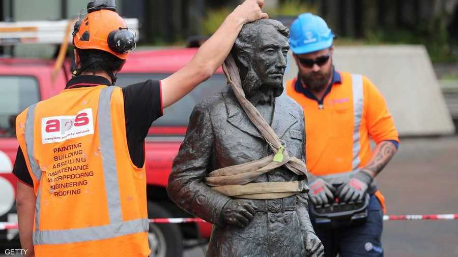 في نيوزيلندا، أزال مجلس مدينة هاملتون تمثالا للقبطان البحري البريطاني جون هاملتون بعد أن طالب رجل من السكان الأصليين (ماوري) بإسقاطه بالقوة.