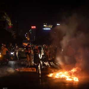 اندلعت الاحتجاجات في مدن لبنانية عدة بعد انهيار الليرة