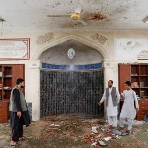 رجال يتفقدون موقع هجوم داخل مسجد في كابل يوم الجمعة.