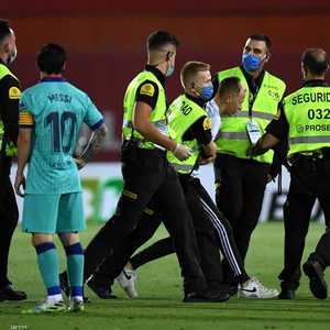 المتفرج بعد اقتحامه الملعب